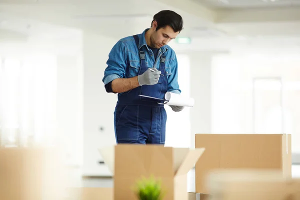 Junger Kurier Uniform Überprüft Unterschrift Des Kunden Empfangsdokument Über Geöffnete — Stockfoto