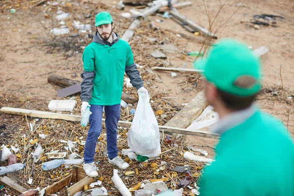 Facet Zielono Jednolite Pustej Plastikowej Butelki Zbierając Podczas Rozmowy Jego — Zdjęcie stockowe