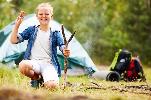 Unga Boy Scout Med Pinne Visar Öppen Handflata Och Tre — Stockfoto