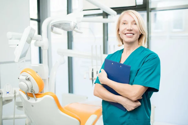 Mature Female Dentist Assistant Clipboard Inviting You New Dental Clinics — Stock Photo, Image