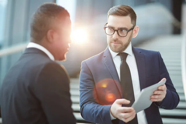 Vertrouwen Makelaar Elegante Pak Brillen Online Gegevens Tonen Aan Zijn — Stockfoto