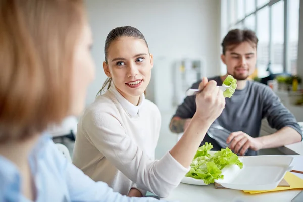 Jovem Mulher Negócios Sorrindo Comendo Salada Mesa Com Seus Colegas — Fotografia de Stock