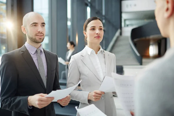 Dos Jóvenes Delegados Con Papeles Hablando Con Colega Extranjero Antes — Foto de Stock