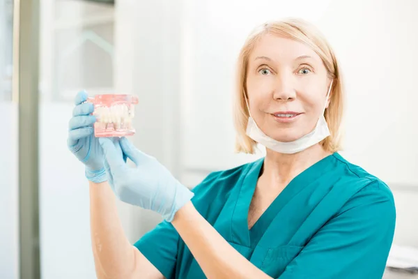 Współczesny Dentysta Mundurze Rękawice Wyświetlono Nowych Fałszywych Zębów Patrząc Kamery — Zdjęcie stockowe