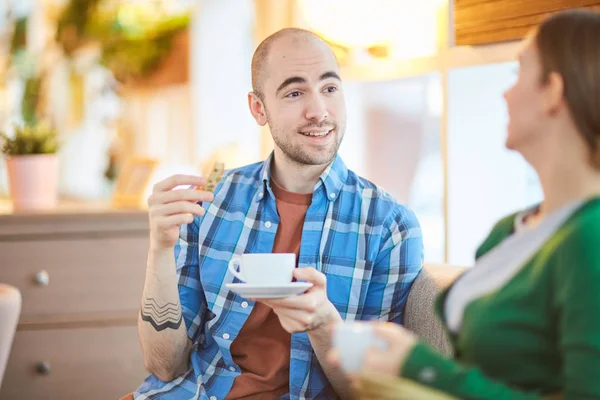 Junger Mann Trinkt Tee Mit Dessert Und Kommuniziert Mit Seiner — Stockfoto