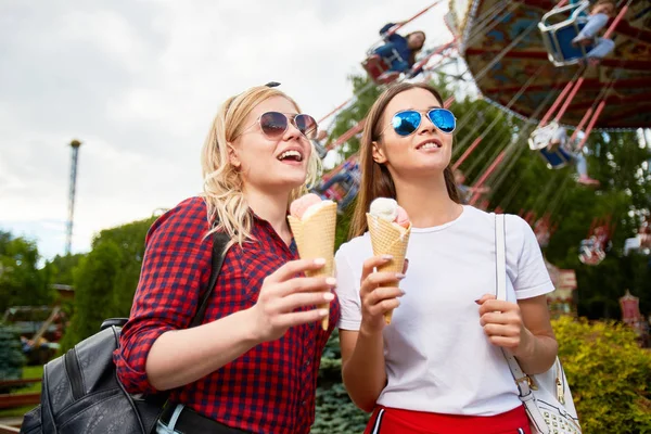 Zwei Glückliche Mädchen Mit Eiscreme Beobachten Vergnügungen Während Sie Sich — Stockfoto