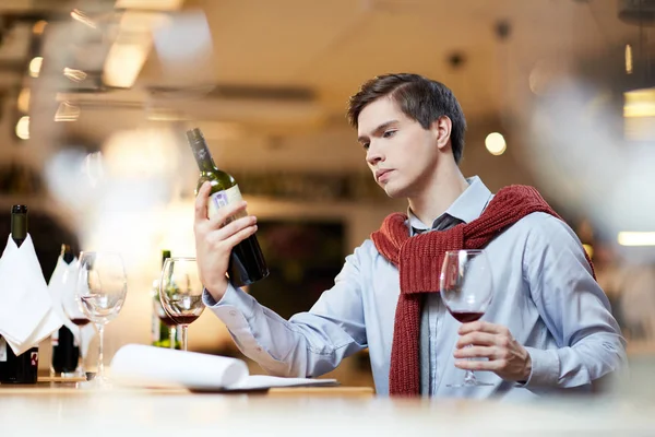 Sommelier Sosteniendo Botella Vino Probando Vino Tinto Restaurante — Foto de Stock