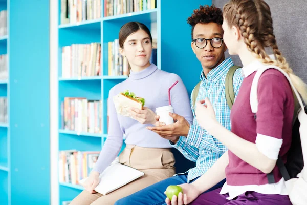 Tres Amigables Compañeros Grupo Con Bebidas Aperitivos Conversando Durante Almuerzo — Foto de Stock