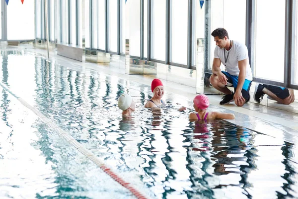 Drie Gelukkige Vrouwtjes Badmode Hebben Gesproken Water Terwijl Hun Trainer — Stockfoto