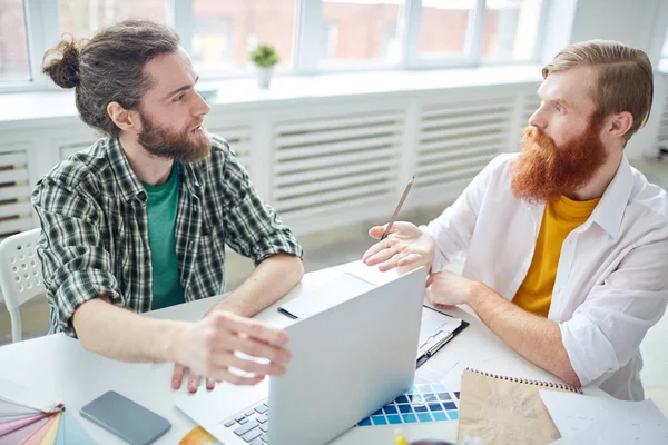 Male Designers Thinking New Ideas Using Laptop Office — Stock Photo, Image