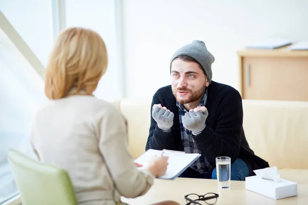 Ung Flykting Som Behöver Förklara Hans Problem Till Psykolog Sessionen — Stockfoto