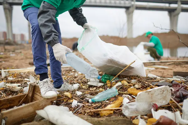 Pracownik Firmy Ochrony Przyrody Przy Plastikowej Butelki Ściółką Ziemi — Zdjęcie stockowe