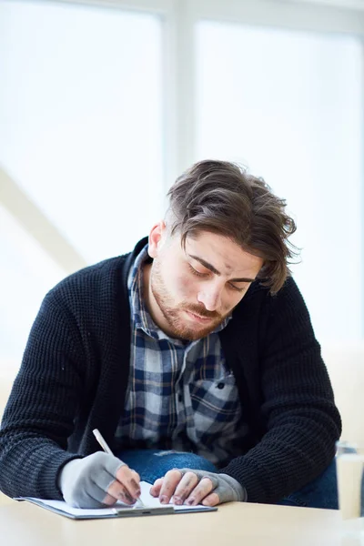 Obdachloser Mit Schmutzigen Händen Und Gesicht Bei Der Beantwortung Sozialer — Stockfoto