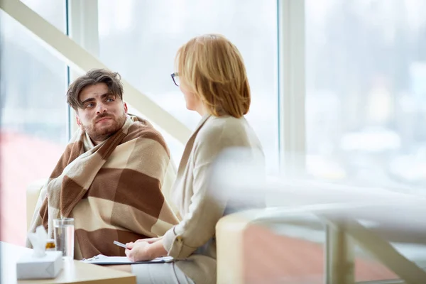 Flyktingar Som Behöver Lyssna Socialarbetare Rekommendationer Sessionen Supportcenter — Stockfoto