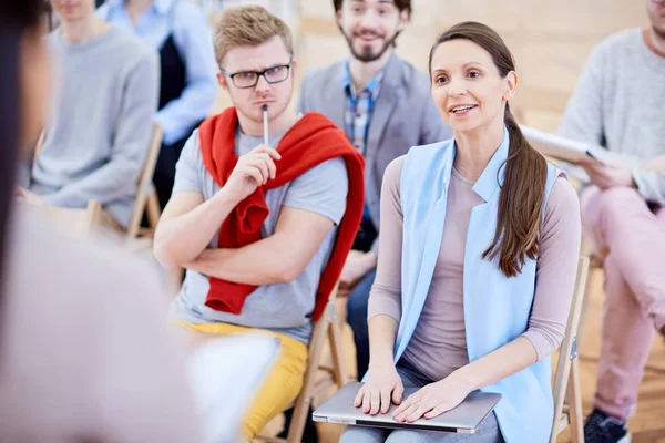 One Students Debating Speaker Finishing Report Business Conference — Stock Photo, Image