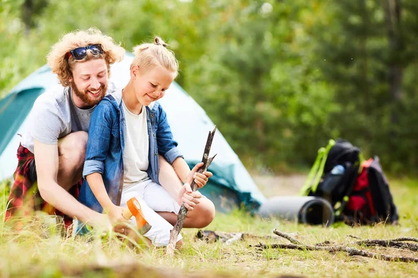 Junger Mann Und Sein Sohn Schärfen Stöcke Mit Der Axt — Stockfoto