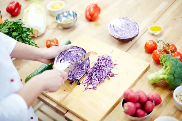 Manos Chef Con Cuchillo Cortando Repollo Fresco Sobre Tabla Madera — Foto de Stock