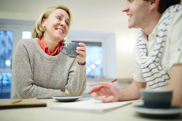 Persone Che Parlano Bevono Caffè Insieme Caffè — Foto Stock