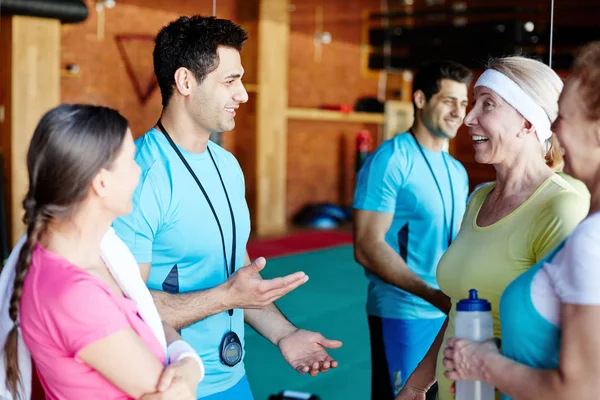 Joven Entrenador Equipo Pie Junto Espejo Gimnasio Discutir Nuevos Ejercicios — Foto de Stock