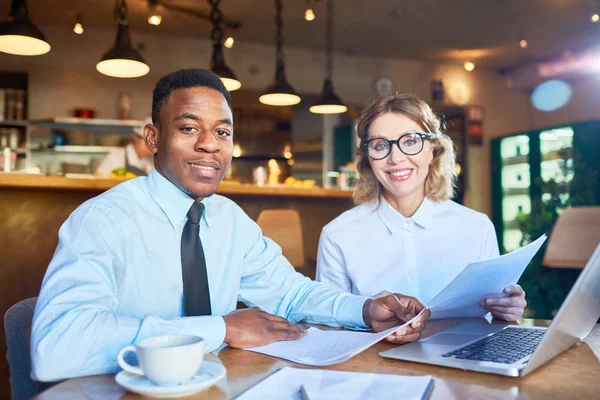 Två Säkra Finansiärer Tittar Kameran När Sitter Vid Bordet Café — Stockfoto