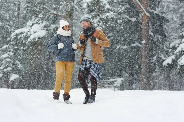 Mladý Pár Výletníci Winterwear Těší Jejich Cestování Zasněženou Zimní Den — Stock fotografie