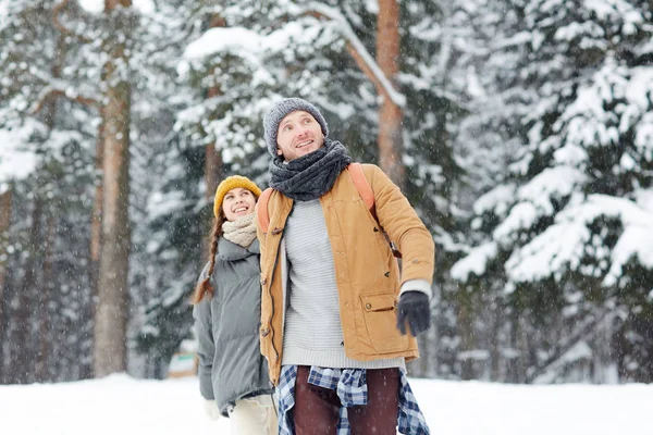 Junges Paar Winterbekleidung Spaziert Schneegestöber Und Genießt Die Zeit Wald — Stockfoto