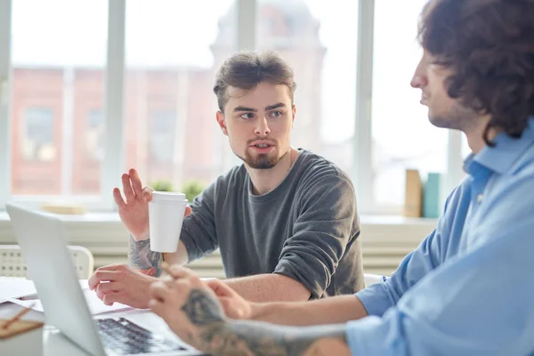 Due Colleghi Lavoro Che Discutono Tavola Bevono Caffè — Foto Stock