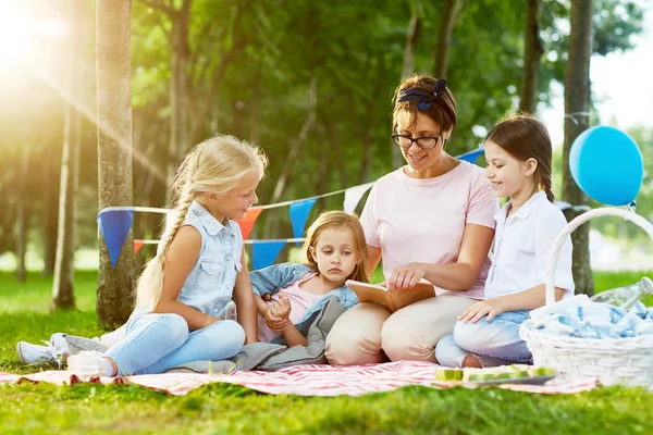 Mujer Cariñosa Chicas Encantadoras Relajándose Césped Verde Parque Mientras Leen — Foto de Stock