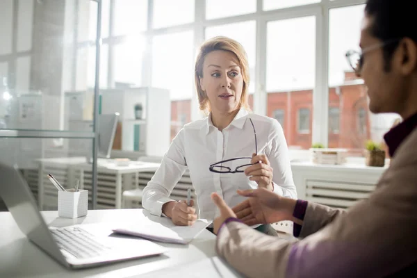 Mogna Affärskvinna Diskuterar Med Manliga Kollega Office — Stockfoto