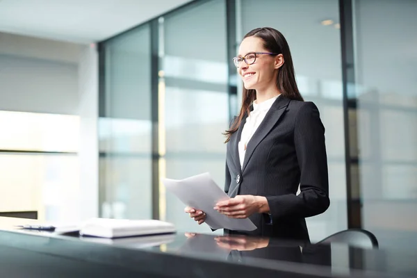 Junge Unternehmerin Oder Delegierte Mit Vorträgen Die Auf Einer Konferenz — Stockfoto