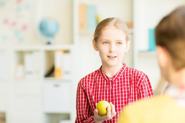 Aranyos Iskoláslány Sárga Almával Miután Beszélgetés Tot Osztálytársa Során Ebédszünet — Stock Fotó