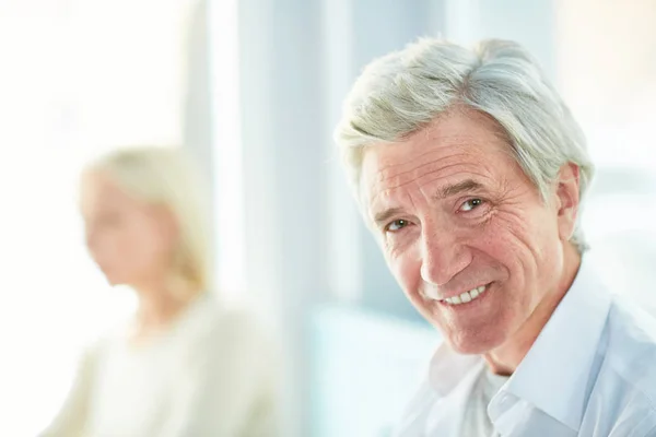 Glücklicher Reifer Geschäftsmann Mit Grauen Haaren Der Mit Zahmem Lächeln — Stockfoto