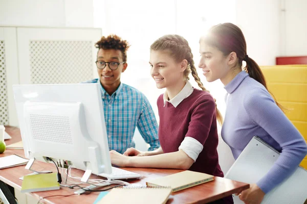 Jovens Estudantes Felizes Assistindo Webinar Enquanto Sentam Frente Monitor Computador — Fotografia de Stock