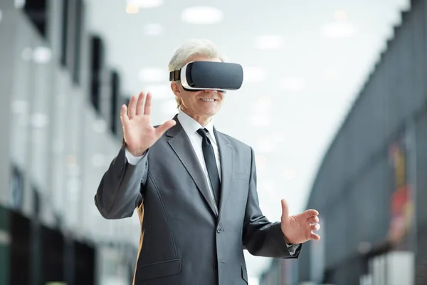 Mature Businessman Formalwear Taking Part Virtual Conference Headset — Stock Photo, Image