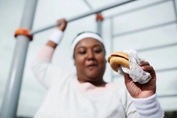 Hambúrguer Mão Gorda Jovem Sexo Feminino Exercitando Instalações Desportivas Livre — Fotografia de Stock