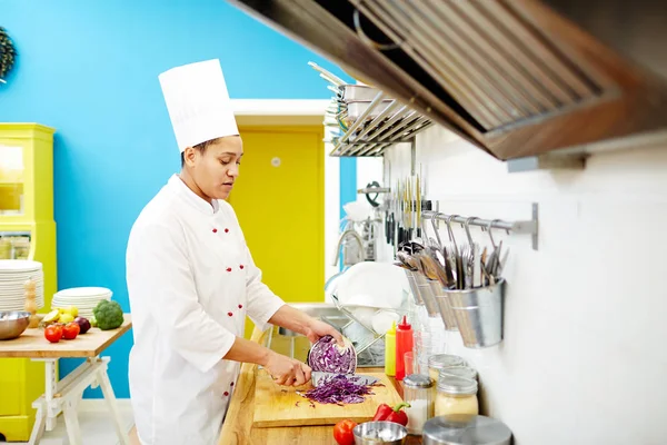 Jovem Chef Cortando Repolho Roxo Fresco Enquanto Está Mesa Para — Fotografia de Stock