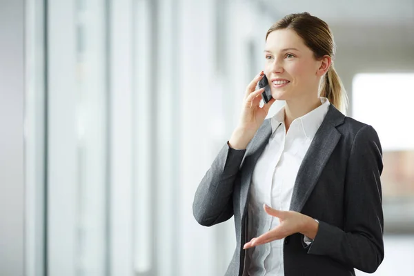 Succesvolle Agent Elegante Formalwear Met Haar Cliënt Praten Het Maken — Stockfoto