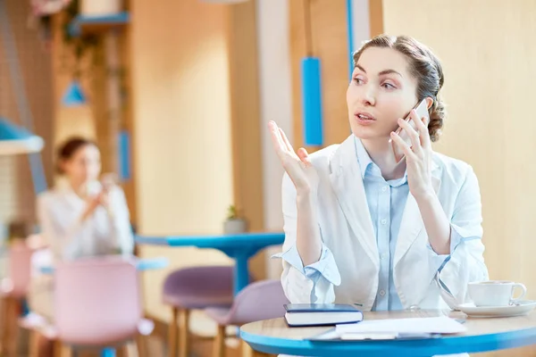 Moderne Zakenvrouw Praten Door Smartphone Met Cliënt Collega Tijdens Vergadering — Stockfoto