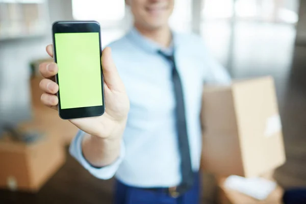 Anúncio Novo Serviço Entrega Confiável Smartphone Mantido Pelo Empresário Contemporâneo — Fotografia de Stock