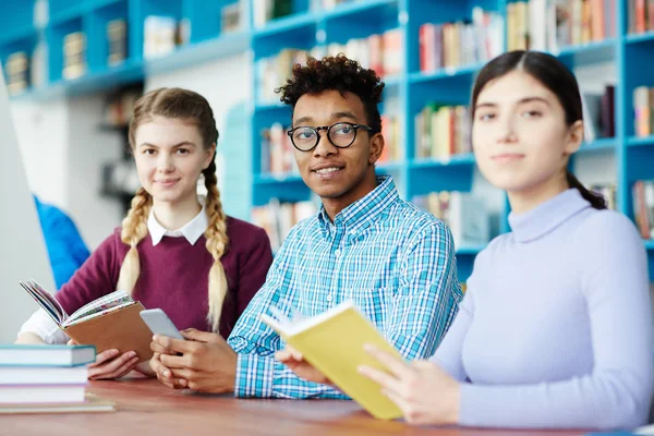 Jovens Estudantes Universitários Interculturais Casualwear Olhando Para Câmera Enquanto Preparam — Fotografia de Stock