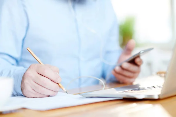 Mann Hält Bleistift Über Dokument Während Notizen Macht Und Netz — Stockfoto