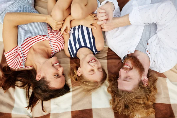 Visão Geral Família Feliz Três Divertindo Enquanto Relaxa Livre Verão — Fotografia de Stock