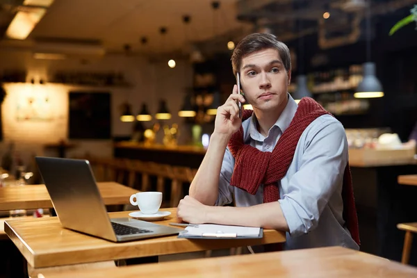 Портрет Молодого Бизнесмена Сидящего Кафе Разговаривающего Телефону Пьющего Кофе — стоковое фото