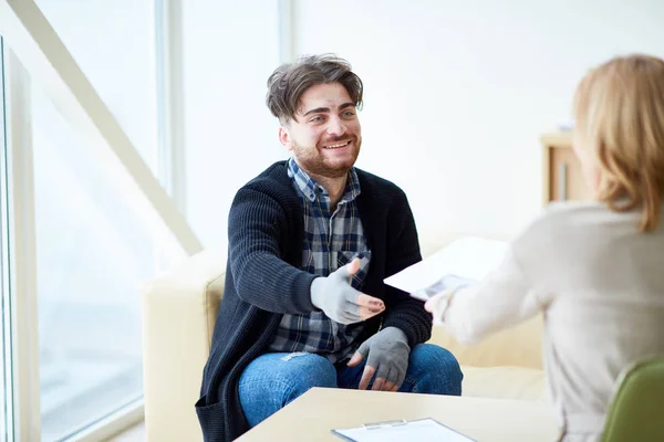 Glücklicher Junger Flüchtling Erhält Seine Neuen Dokumente Die Für Das — Stockfoto