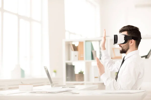 Empresário Usando Óculos Sentados Mesa Escritório Fazendo Uma Pausa Trabalho — Fotografia de Stock