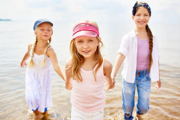 Menina Sorridente Bonito Segurando Seus Dois Amigos Por Mãos Enquanto — Fotografia de Stock