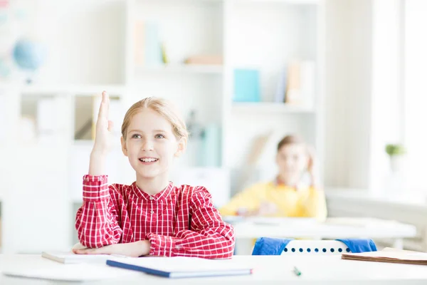 Aprendizaje Sonriente Escuela Secundaria Levantando Mano Para Responder Pregunta Del —  Fotos de Stock