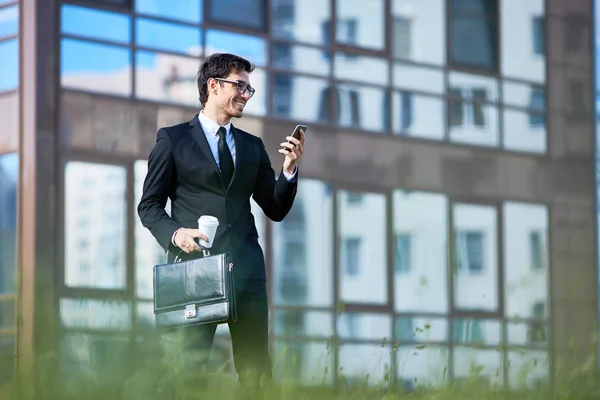 Jovem Agente Ocupado Enviando Mensagens Texto Smartphone Enquanto Comunica Movimento — Fotografia de Stock