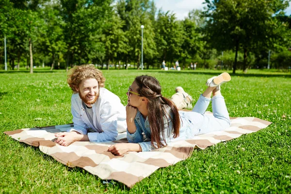 Relaxado Jovem Casal Casualwear Deitado Gramado Verde Parque Dia Verão — Fotografia de Stock