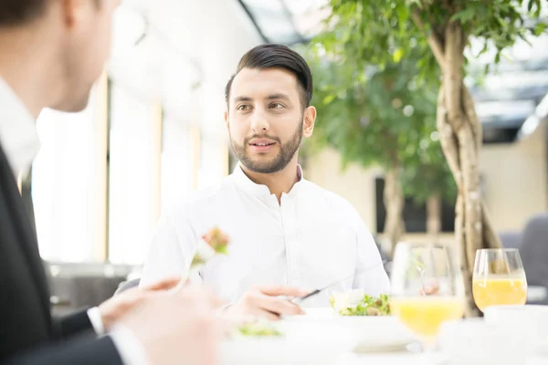 Giovane Uomo Sicuro Suo Socio Affari Collega Che Parla Pranzo — Foto Stock